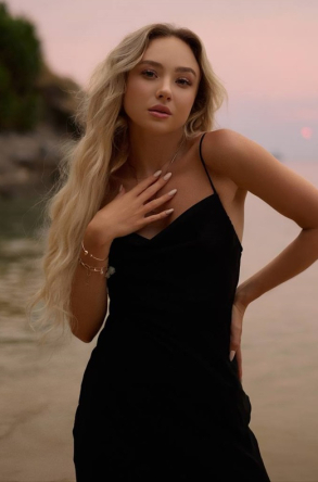 Escort Avemina from Central London